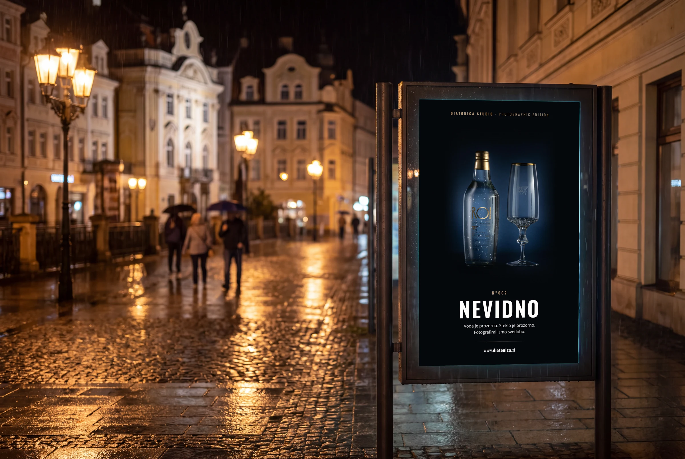 Prikaz: osvetljen plakat edicije Nevidno z našo fotografijo steklenice ROI na mokri promenadi ponoči