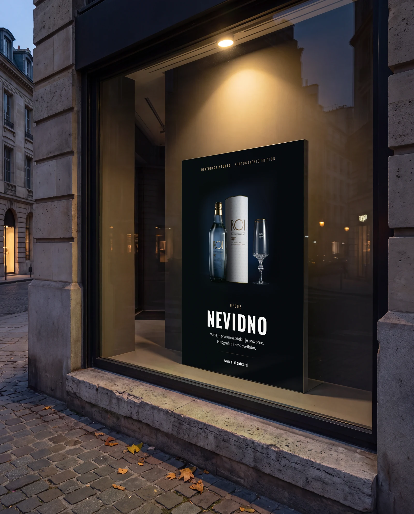 Prikaz: plakat edicije Nevidno s steklenico, tulcem in kozarcem ROI v izložbi ob mraku