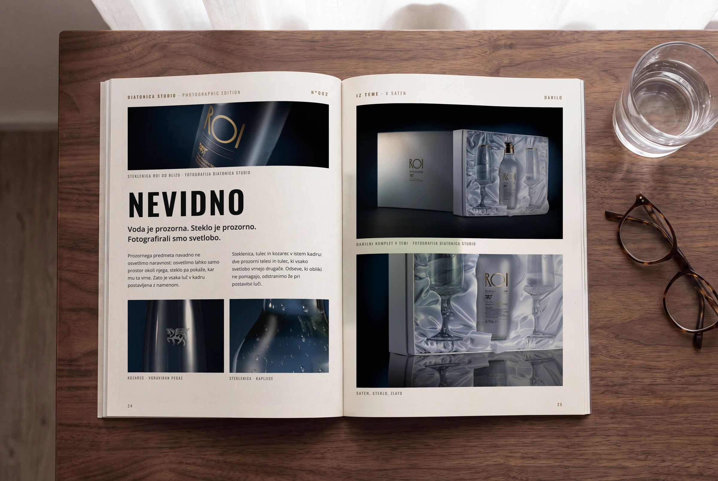 Prikaz: odprta revija, levo članek o ediciji Nevidno s tremi fotografijami, desno dve fotografiji ROI, iz teme in v satenu