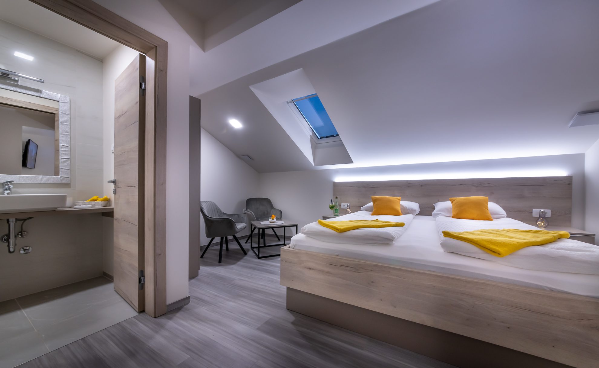 Apartma S-Center v zlatih tonih s pogledom skozi kopalniška vrata