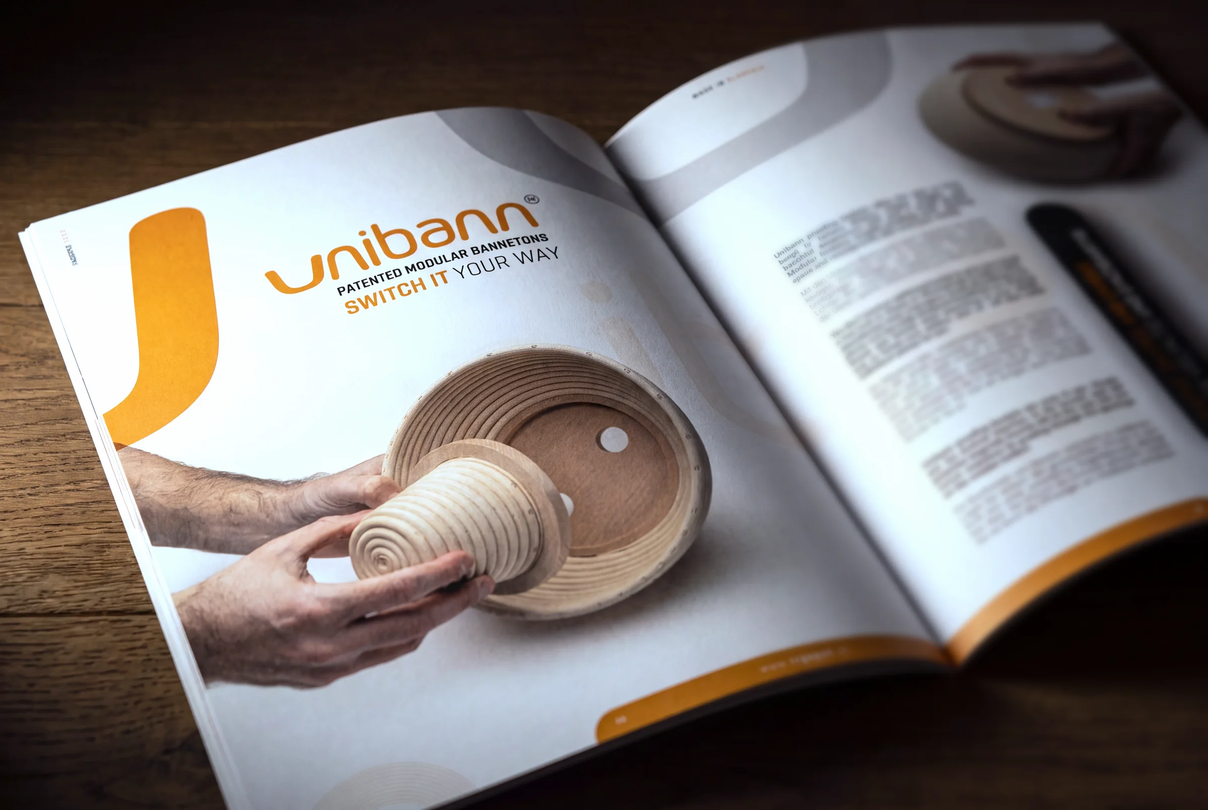 Katalog odprt pri Unibannu: logotip, slogan in roke, ki vstavljajo vložek v košaro